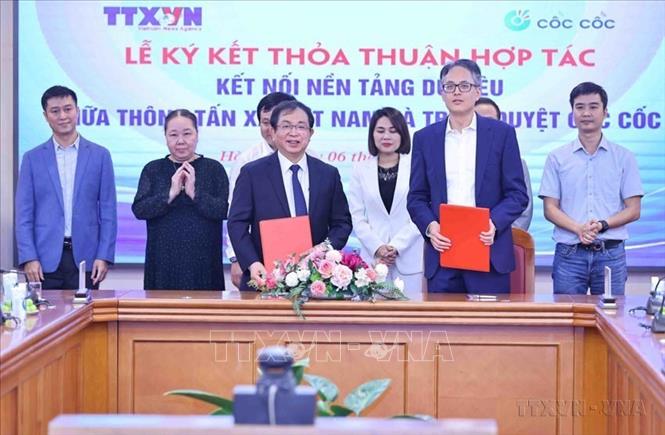 TTXVN đã ứng dụng hiệu quả các công nghệ hiện đại, tạo ra các sản phẩm báo chí sinh động, hấp dẫn được truyền tải dưới nhiều hình thức. Trong ảnh: Phó Tổng giám đốc Thông tấn xã Việt Nam Nguyễn Tuấn Hùng và Tổng giám đốc Cốc Cốc Nguyễn Vũ Anh ký kết thỏa thuận hợp tác (6/12/2024). Ảnh: Minh Đức – TTXVN
