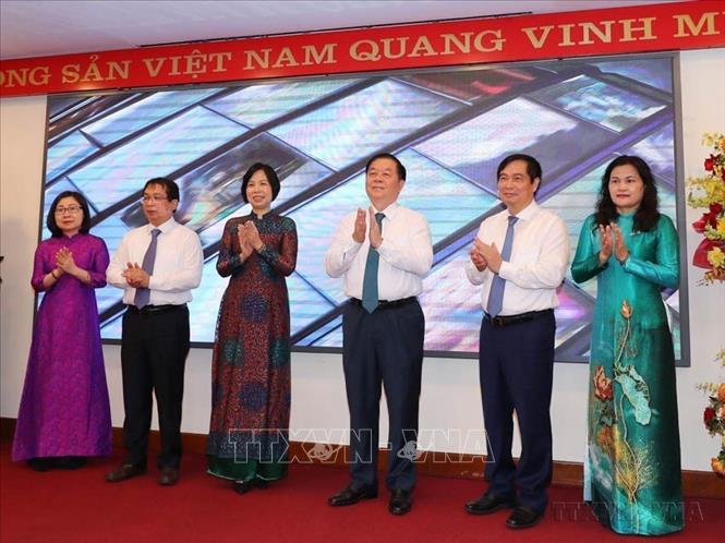 Trưởng Ban Tuyên giáo Trung ương Nguyễn Trọng Nghĩa, Tổng Giám đốc Vũ Việt Trang cùng các lãnh đạo Ban Tuyên giáo TƯ và TTXVN thực hiện nghi thức ra mắt Chuyên trang thông tin của TTXVN về bảo vệ nền tảng tư tưởng của Đảng, đấu tranh phản bác các luận điệu sai trái của các thế lực thù địch (17/06/2024). Ảnh: Minh Đức-TTXVN