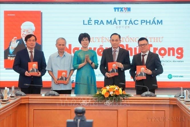 TTXVN tiếp tục khẳng định vai trò là cơ quan thông tin chiến lược, tin cậy của Đảng và Nhà nước, góp phần bảo vệ vững chắc nền tảng tư tưởng của Đảng trong tình hình mới. Trong ảnh: Lễ ra mắt tác phẩm Truyện về Tổng Bí thư Nguyễn Phú Trọng của tác giả người Hàn Quốc Chulhyeon do Nhà xuất bản Thông tấn biên dịch, ấn hành (23/10/2024). Ảnh: Minh Quyết - TTXVN