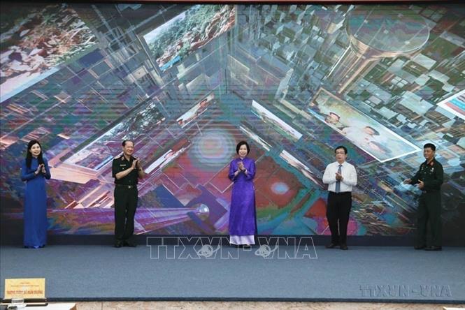 Từ chỗ chỉ cung cấp tin, ảnh cho các cơ quan truyền thông, TTXVN đã phát triển thành một tổ hợp truyền thông hiện đại với đầy đủ các loại hình báo chí, có mặt trên các nền tảng. Trong ảnh: Tổng Giám đốc Vũ Việt Trang và Thượng tướng Bế Xuân Trường, Chủ tịch Hội Cựu Chiến binh Việt Nam cùng các đại biểu thực hiện nghi thức khai trương chuyên trang thông tin và trưng bày ảnh online “70 năm Chiến thắng Điện Biên Phủ” (19/4/2024). Ảnh: Minh Quyết-TTXVN