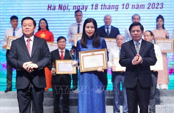 Trưởng ban Tuyên giáo Trung ương Nguyễn Trọng Nghĩa và Bí thư Đảng ủy Khối các cơ quan Trung ương Nguyễn Văn Thể trao Bằng khen của Đảng ủy Khối các cơ quan Trung ương tặng Đảng bộ TTXVN tại lễ trao giải Cuộc thi chính luận bảo vệ nền tảng tư tưởng của Đảng năm 2023 của Đảng bộ Khối các cơ quan Trung ương. Ảnh: An Đăng - TTXVN
