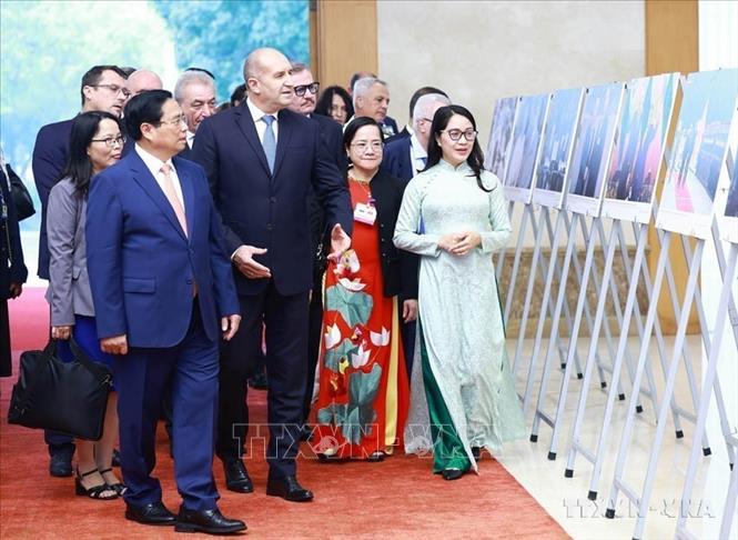 Với vai trò là cơ quan báo chí đối ngoại chủ lực quốc gia, các đơn vị thông tin của TTXVN luôn nỗ lực thực hiện tốt nhiệm vụ thông tin đối ngoại. Trong ảnh: Thủ tướng Phạm Minh Chính và Tổng thống Cộng hòa Bulgaria Rumen Radev xem trưng bày ảnh về quan hệ hợp tác giữa hai nước do TTXVN thực hiện (25/11/2024). Ảnh: Dương Giang – TTXVN