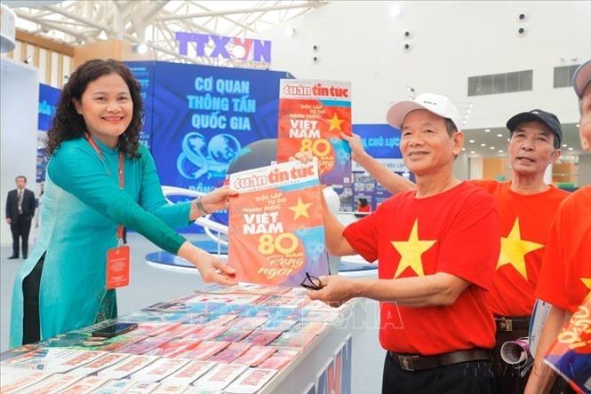 Phó Tổng Giám đốc Nguyễn Thị Sự với độc giả tại Khu trưng bày của TTXVN tại Triển lãm thành tựu Đất nước “80 năm Hành trình Độc lập - Tự do - Hạnh phúc” (2025). Ảnh: Minh Quyết - TTXVN
