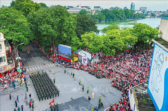  Lực lượng quân đội diễu binh trên trục Hàng Khay-Tràng Tiền qua khu vực hồ Hoàn Kiếm trong sự chào đón nồng nhiệt của quần chúng nhân dân. Ảnh: Phan Phương - TTXVN