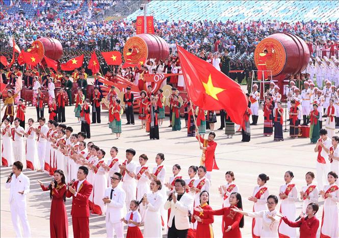 Chương trình nghệ thuật chào mừng tại Lễ Kỷ niệm, diễu binh, diễu hành 80 năm Cách mạng tháng Tám và Quốc khánh 2-9. Ảnh: Thống Nhất - TTXVN