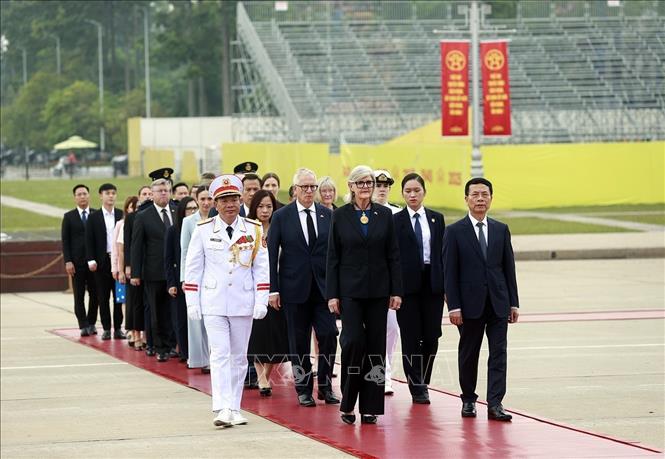 Toàn quyền Australia Sam Mostyn và Phu quân cùng Đoàn đại biểu Australia đến đặt vòng hoa và vào Lăng viếng Chủ tịch Hồ Chí Minh. Ảnh: Tuấn Anh – TTXVN