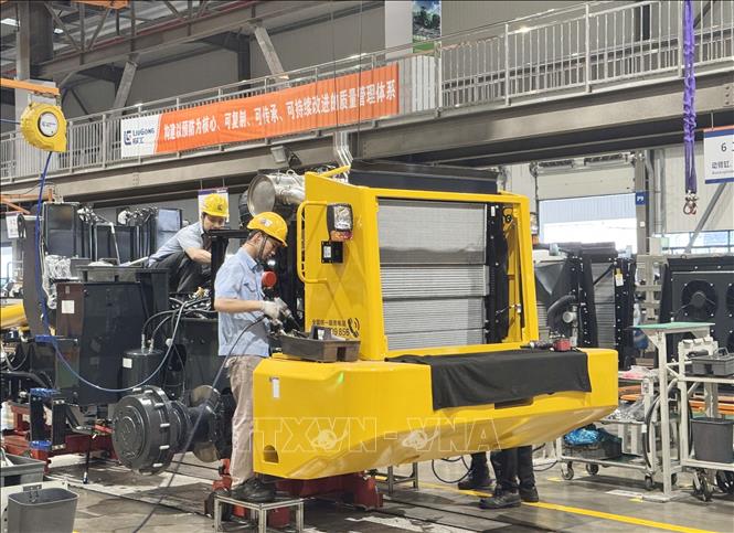 Sản xuất chế tạo máy công nghiệp tại nhà máy của Công ty TNHH cổ phần máy móc Liugong Quảng Tây (Trung Quốc). Ảnh: Công Tuyên-PV TTXVN tại Trung Quốc