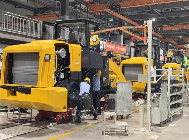 Sản xuất chế tạo máy công nghiệp tại nhà máy của Công ty TNHH cổ phần máy móc Liugong Quảng Tây (Trung Quốc). Ảnh: Công Tuyên-PV TTXVN tại Trung Quốc