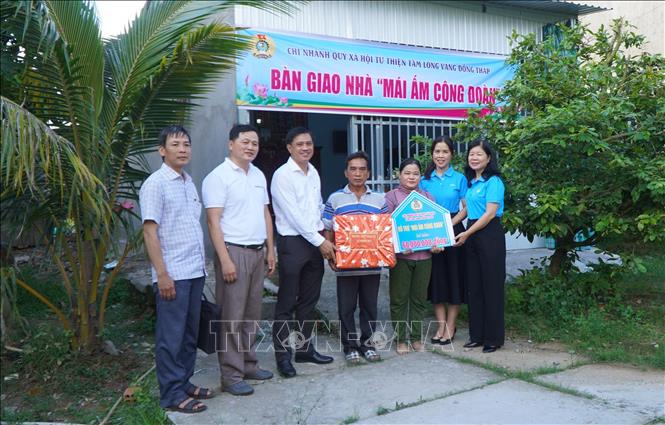 Chủ tịch LĐLĐ tỉnh Đồng Tháp Huỳnh Thị Tuyết Vui (phải) cùng lãnh đạo xã Phong Mỹ bàn giao “Mái ấm Công đoàn” cho ông Đoàn Văn Do, đoàn viên Công đoàn cơ sở Công ty TNHH Pilmico Việt Nam. Ảnh: Nhựt An - TTXVN