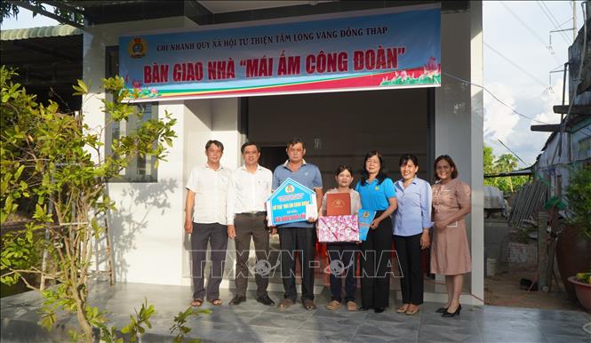 Lãnh đạo LĐLĐ tỉnh Đồng Tháp và lãnh đạo địa phương trao nhà “Mái ấm Công đoàn” cho gia đình công đoàn viên Trần Thị Thùy Dương, công tác tại Trường Mầm non Phong Mỹ. Ảnh: Nhựt An - TTXVN