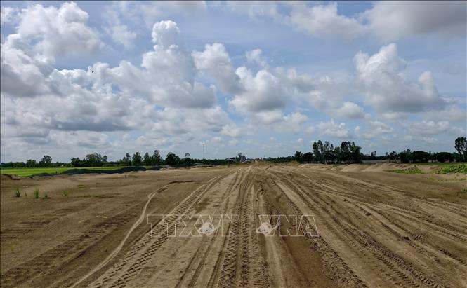Tuyến chính cao tốc qua xã Vĩnh Hanh, tỉnh An Giang cơ bản hoàn thành, đang chờ dỡ tải, cấp phối đá dăm. Ảnh: Thanh Sang-TTXVN