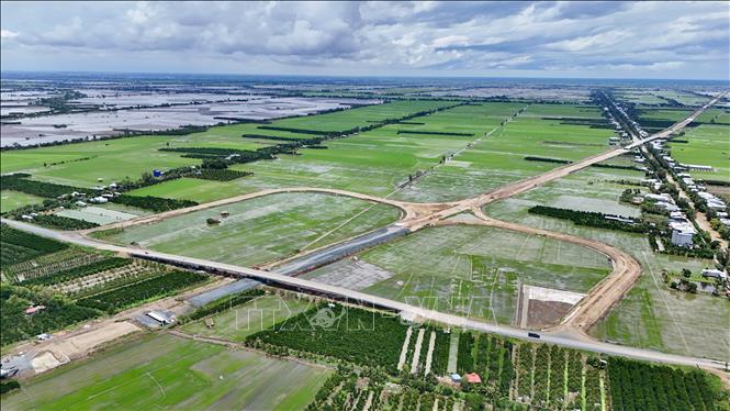 Đường nhánh dẫn ra đường tỉnh 945 qua địa bàn xã Thạnh Mỹ Tây, tỉnh An Giang, cơ bản đã thi công xong chờ thảm nhựa. Ảnh: Thanh Sang-TTXVN