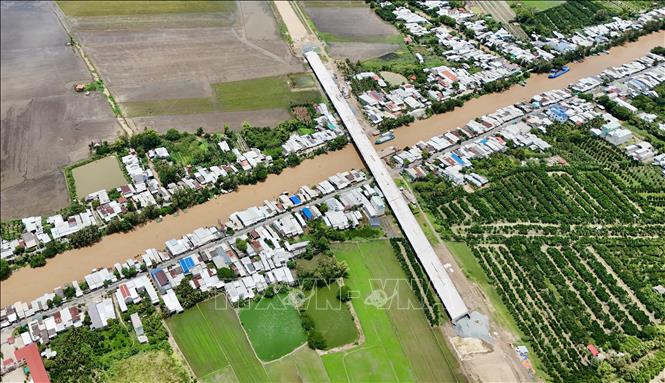 Cầu Kênh 16 bắc qua Kênh 16, đoạn qua địa bàn xã Thạnh Mỹ Tây, tỉnh An Giang, cơ bản đã thi công xong đang chờ thảm nhựa mặt cầu. Ảnh: Thanh Sang-TTXVN