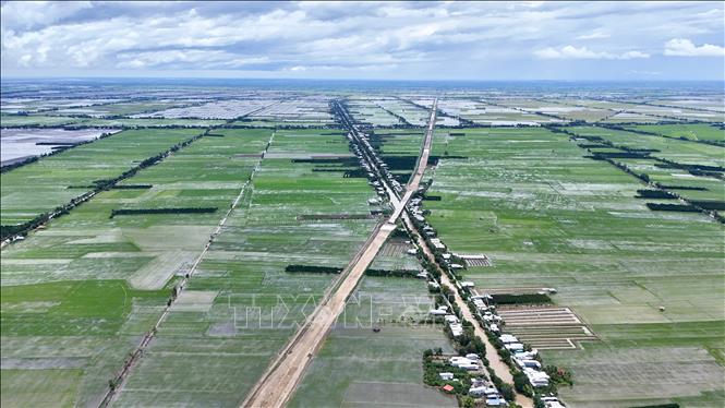 Công trình cao tốc qua địa bàn xã Thạnh Mỹ Tây, tỉnh An Giang cơ bản đã thi công xong chờ thảm nhựa. Ảnh: Thanh Sang-TTXVN