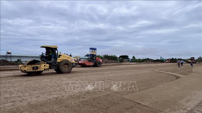Lực lượng công nhân miệt mài thi công trên công trường cao tốc đoạn qua phường Vĩnh Tế, tỉnh An Giang bất kể ngày đêm. Ảnh: Thanh Sang-TTXVN