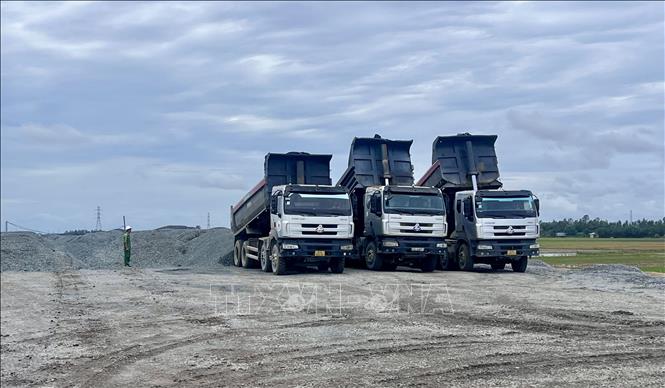 Xe tải tập kết vật liệu về công trường cao tốc đoạn qua phường Vĩnh Tế, tỉnh An Giang sẵn sàng cho giai đoạn thi công tiếp theo sau khi chờ lún. Ảnh: Thanh Sang – TTXVN