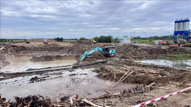 Công nhân khẩn trương san lấp mặt bằng đất trên công trường qua phường Vĩnh Tế, tỉnh An Giang. Ảnh: Thanh Sang-TTXVN