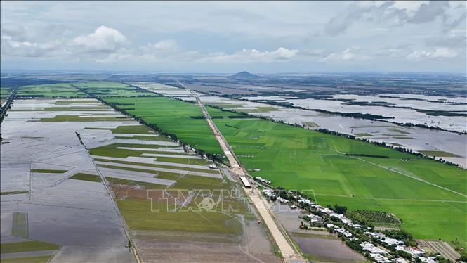 Đoạn cao tốc qua địa bàn xã Thạnh Mỹ Tây, tỉnh An Giang, nhìn về núi Sam, Châu Đốc cơ bản đã thi công xong đang chờ thảm nhựa. Ảnh: Thanh Sang-TTXVN