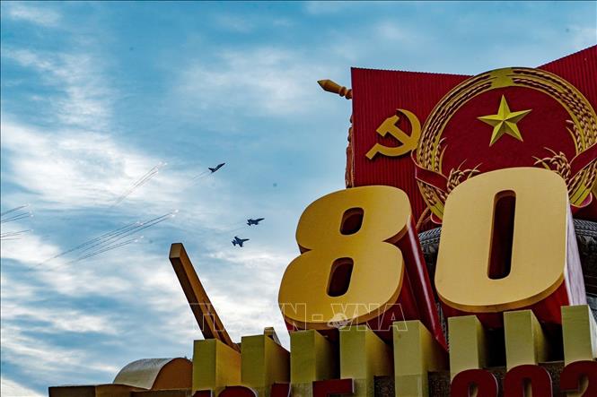 Biên đội máy bay Yak-130 trình diễn tại khu vực Quảng trường Ba Đình. Ảnh: Phạm Tuấn Anh – TTXVN