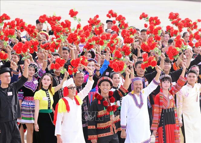 Khối đại diện 54 dân tộc Việt Nam diễu hành trên Quảng trường Ba Đình. Ảnh: Thống Nhất - TTXVN