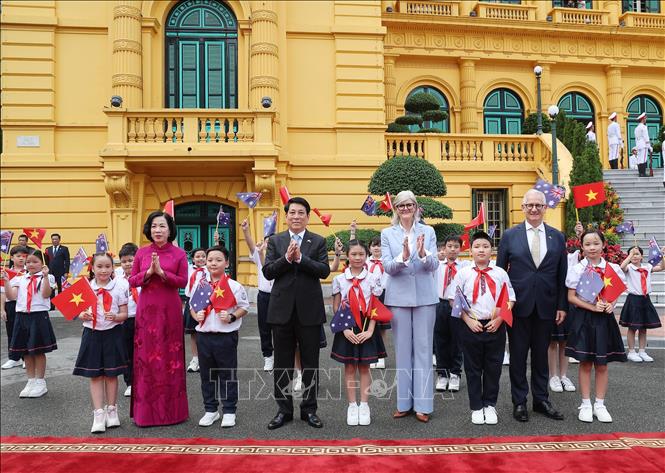 Chủ tịch nước Lương Cường và Phu nhân Nguyễn Thị Minh Nguyệt cùng Toàn quyền Australia Sam Mostyn và Phu quân Simeon Beckett với thiếu nhi Thủ đô Hà Nội. Ảnh: Lâm Khánh - TTXVN 