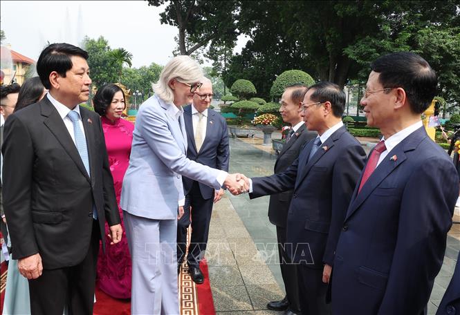 Chủ tịch nước Lương Cường giới thiệu thành viên đoàn Việt Nam với Toàn quyền Australia Sam Mostyn. Ảnh: Lâm Khánh – TTXVN