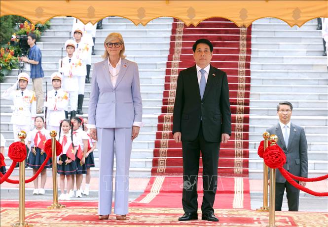 Chủ tịch nước Lương Cường và Toàn quyền Australia Sam Mostyn trên bục danh dự, nghe Quân nhạc cử Quốc thiều hai nước. Ảnh: Lâm Khánh - TTXVN