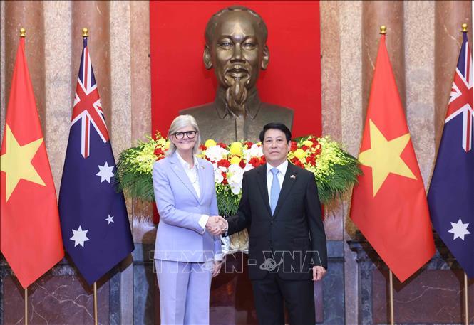 Chủ tịch nước Lương Cường và Toàn quyền Australia Sam Mostyn chụp ảnh chung. Ảnh: Lâm Khánh - TTXVN