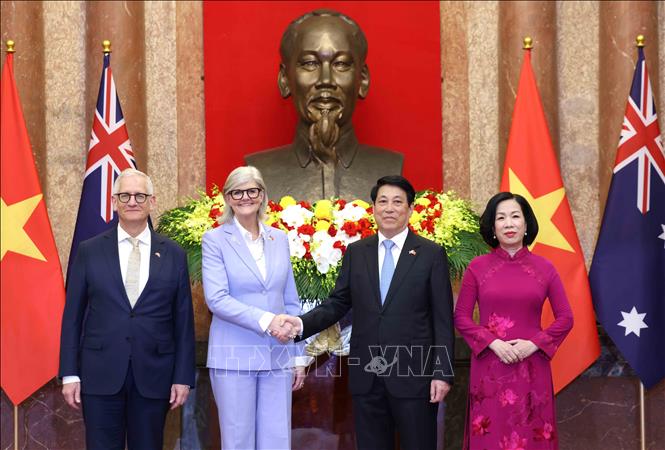 Chủ tịch nước Lương Cường và Phu nhân Nguyễn Thị Minh Nguyệt cùng Toàn quyền Australia Sam Mostyn và Phu quân Simeon Beckett chụp ảnh chung. Ảnh: Lâm Khánh - TTXVN