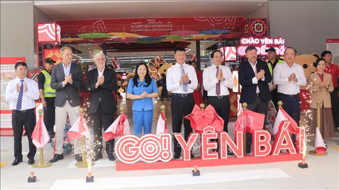 Các đại biểu thực hiện nghi thức cắt băng khai trương Trung tâm thương mại GO! Yên Bái. Ảnh: Tuấn Anh - TTXVN