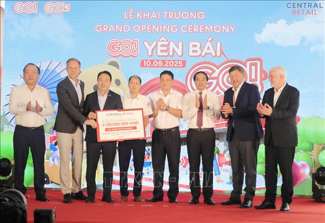 Tập đoàn Central Retail Việt Nam trao kinh phí hơn 2,1 tỷ đồng hỗ trợ xây nhà Đa năng cho Trường TH và THCS Kiên Thành, xã Quy Mông, tỉnh Lào Cai. Ảnh: Tuấn Anh - TTXVN