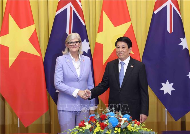 Chủ tịch nước Lương Cường và Toàn quyền Australia Sam Mostyn chụp ảnh chung trước khi tiến hành hội đàm. Ảnh: Lâm Khánh - TTXVN