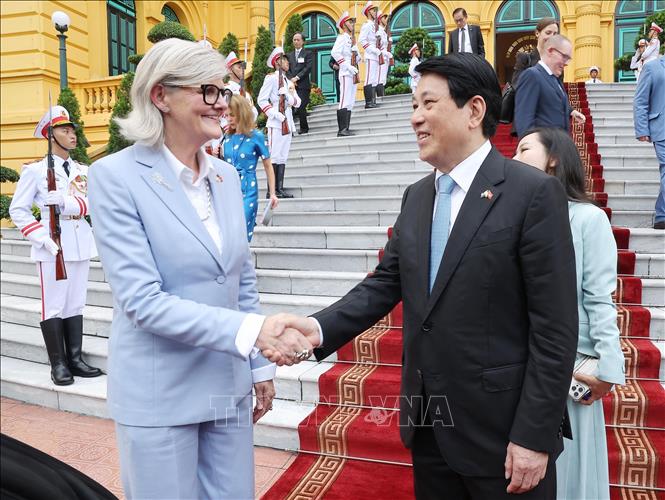 Chủ tịch nước Lương Cường tiễn Toàn quyền Australia Sam Mostyn sau khi kết thúc hội đàm. Ảnh: Lâm Khánh - TTXVN 
