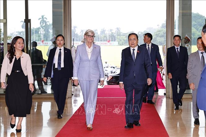 Chủ tịch Quốc hội Trần Thanh Mẫn đón Toàn quyền Australia Sam Mostyn. Ảnh: Doãn Tấn - TTXVN
