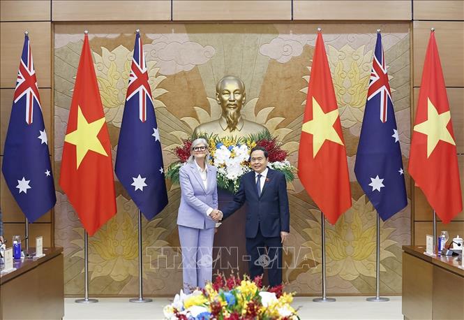 Chủ tịch Quốc hội Trần Thanh Mẫn và Toàn quyền Australia Sam Mostyn chụp ảnh chung. Ảnh: Doãn Tấn - TTXVN