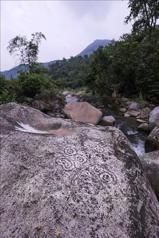 Theo thời gian những hình khắc trên đá đã phai mờ đi ít nhiều, người dân nơi đây vẫn quen gọi những khối đá kỳ lạ ấy là “đá Mặt Quỷ” bởi hình khắc trên đá giống một khuôn mặt kỳ dị. Ảnh: Trọng Đạt-TTXVN