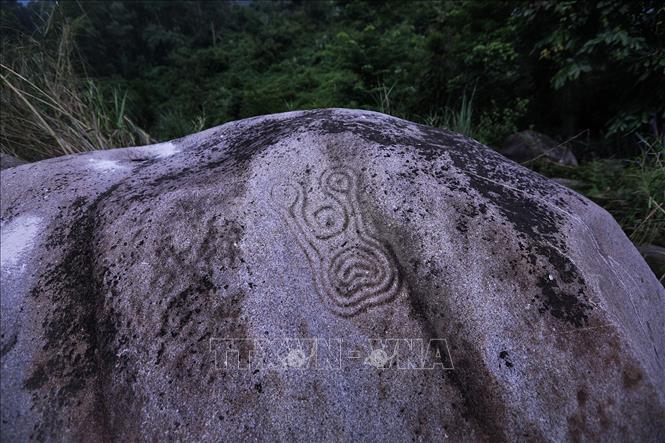 Khối đá có một hình vẽ gợi nhiều hình ảnh liên tưởng. Ảnh: Trọng Đạt-TTXVN