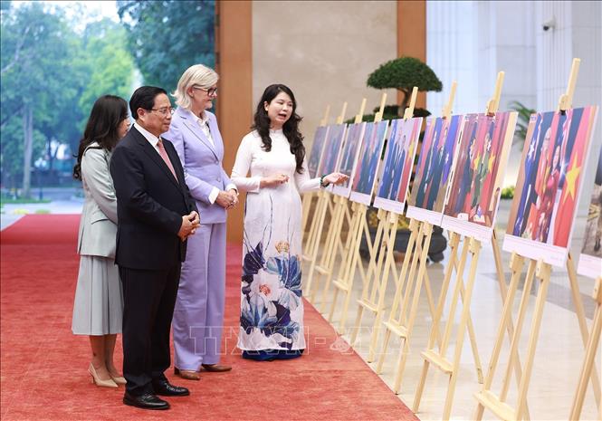 Thủ tướng Phạm Minh Chính và Toàn quyền Australia Sam Mostyn tham quan trưng bày ảnh về quan hệ hợp tác giữa hai nước, do Thông tấn xã Việt Nam thực hiện. Ảnh: Dương Giang – TTXVN
