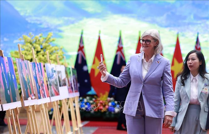 Toàn quyền Australia Sam Mostyn bày tỏ ấn tượng về những hình ảnh về quan hệ hợp tác giữa hai nước do Thông tấn xã Việt Nam thực hiện. Ảnh: Dương Giang – TTXVN
