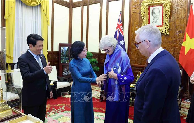 Bà Nguyễn Thị Minh Nguyệt, Phu nhân Chủ tịch nước Lương Cường trao tặng vật phẩm cho Toàn quyền Australia Sam Mostyn. Ảnh: Phạm Kiên - TTXVN