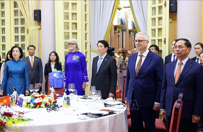 Chủ tịch nước Lương Cường và Phu nhân cùng Toàn quyền Australia Sam Mostyn và Phu quân thực hiện nghi lễ chào cờ hai nước. Ảnh: Phạm Kiên - TTXVN