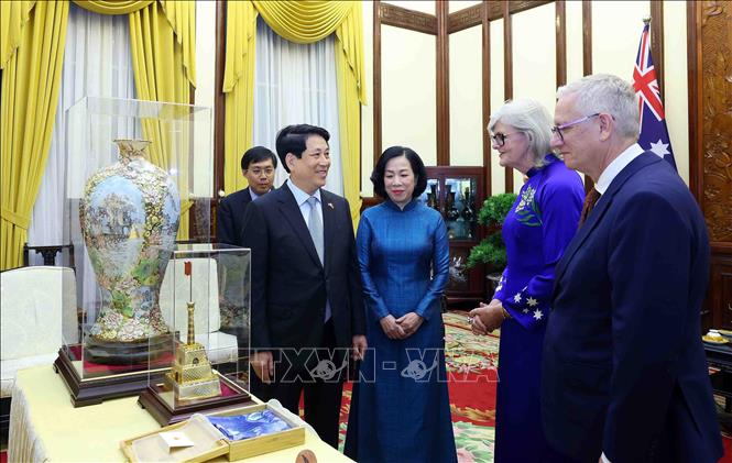 Chủ tịch nước Lương Cường và Phu nhân cùng Toàn quyền Australia Sam Mostyn và Phu quân trao tặng vật phẩm tại buổi chiêu đãi. Ảnh: Phạm Kiên - TTXVN