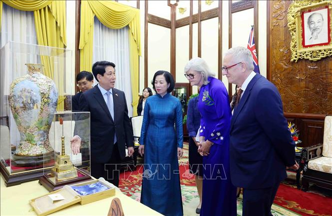 Chủ tịch nước Lương Cường và Phu nhân cùng Toàn quyền Australia Sam Mostyn và Phu quân trao tặng vật phẩm tại buổi chiêu đãi. Ảnh: Phạm Kiên - TTXVN