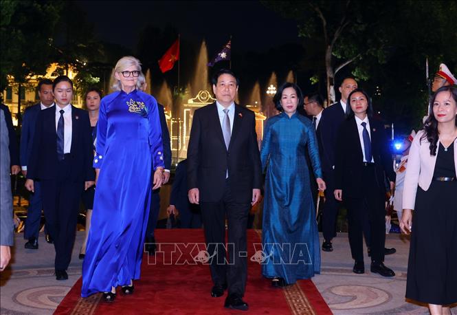 Chủ tịch nước Lương Cường và Phu nhân đón Toàn quyền Australia Sam Mostyn và Phu quân. Ảnh: Phạm Kiên - TTXVN