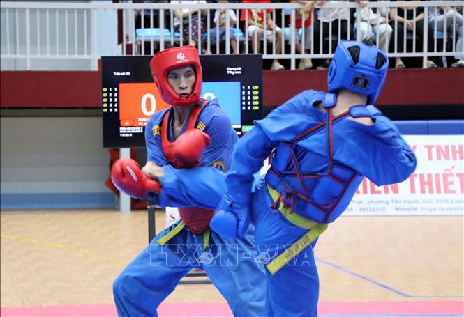 Các vận động viên thi đấu chung kết đối kháng nam hạng cân 77 kg. Ảnh: Phạm Minh Tuấn-TTXVN 