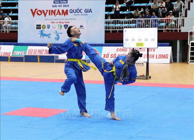 Các vận động viên thi đấu nội dung quyền (tự vệ nữ). Ảnh: Phạm Minh Tuấn-TTXVN 