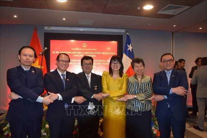 Đại sứ các nước ASEAN tại Chile và đại diện Bộ Ngoại giao Chile tại lễ kỷ niệm 80 năm Quốc khánh. Ảnh: Đại sứ quán Việt Nam tại Chile