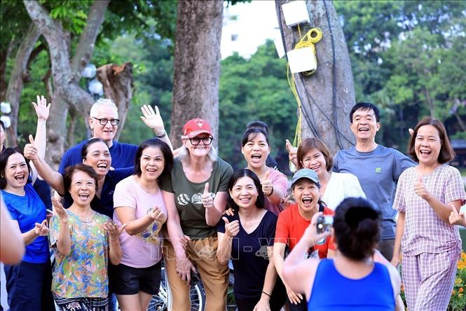 Người dân Thủ đô tập thể dục buổi sáng bên hồ vui mừng chào đón Toàn quyền Australia Sam Mostyn và Phu quân. Ảnh: Tuấn Anh - TTXVN
