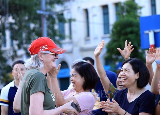 Người dân Hà Nội vui mừng chào đón Toàn quyền Australia Sam Mostyn như gặp người thân. Ảnh: Tuấn Anh - TTXVN