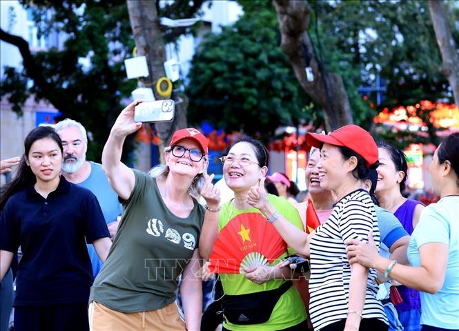 Toàn quyền Australia Sam Mostyn selfie, lưu lại hình ảnh với người dân Hà Nội thân thiện. Ảnh: Tuấn Anh - TTXVN